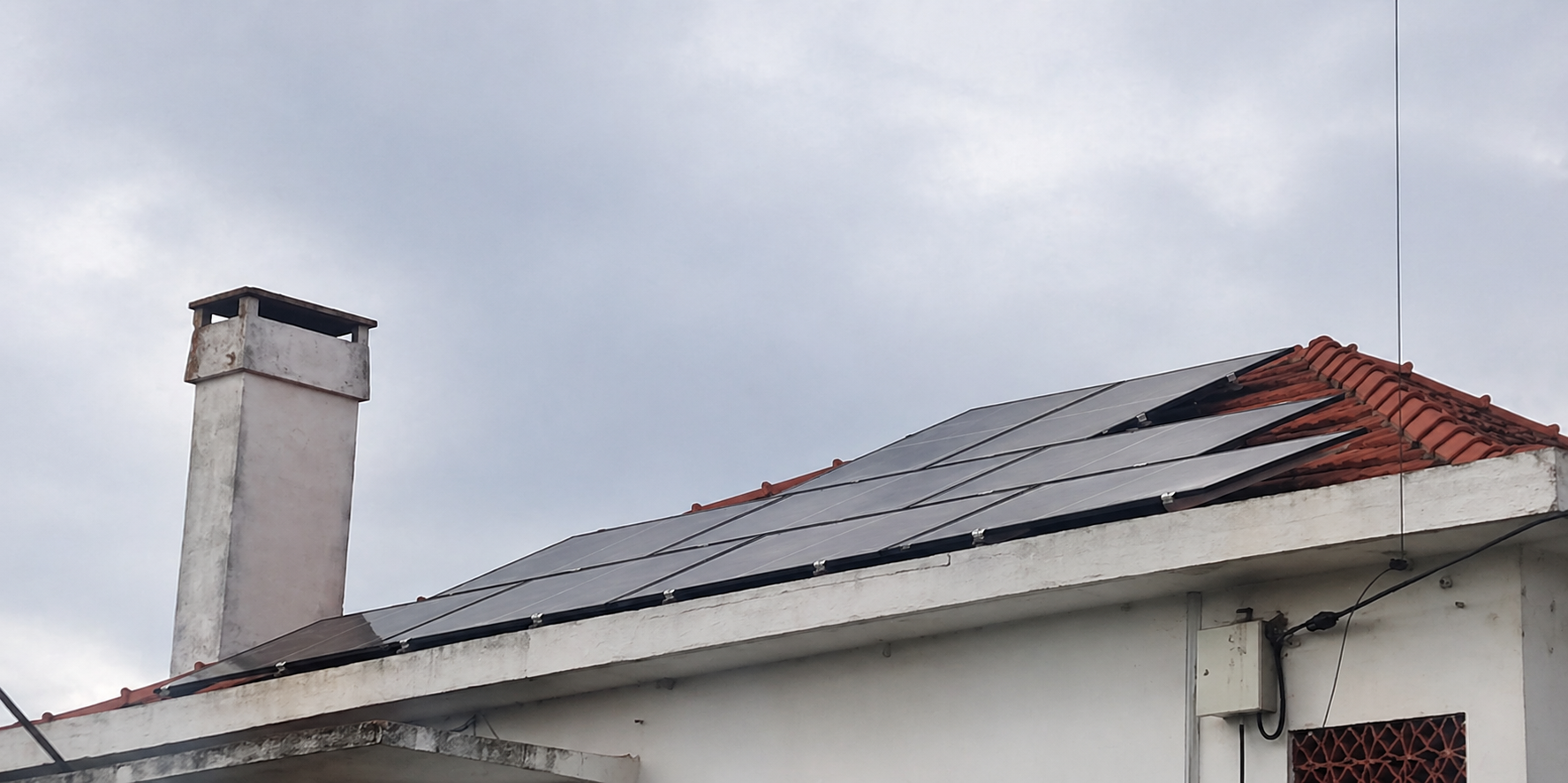 Painéis fotovoltaicos em telhado residencial
